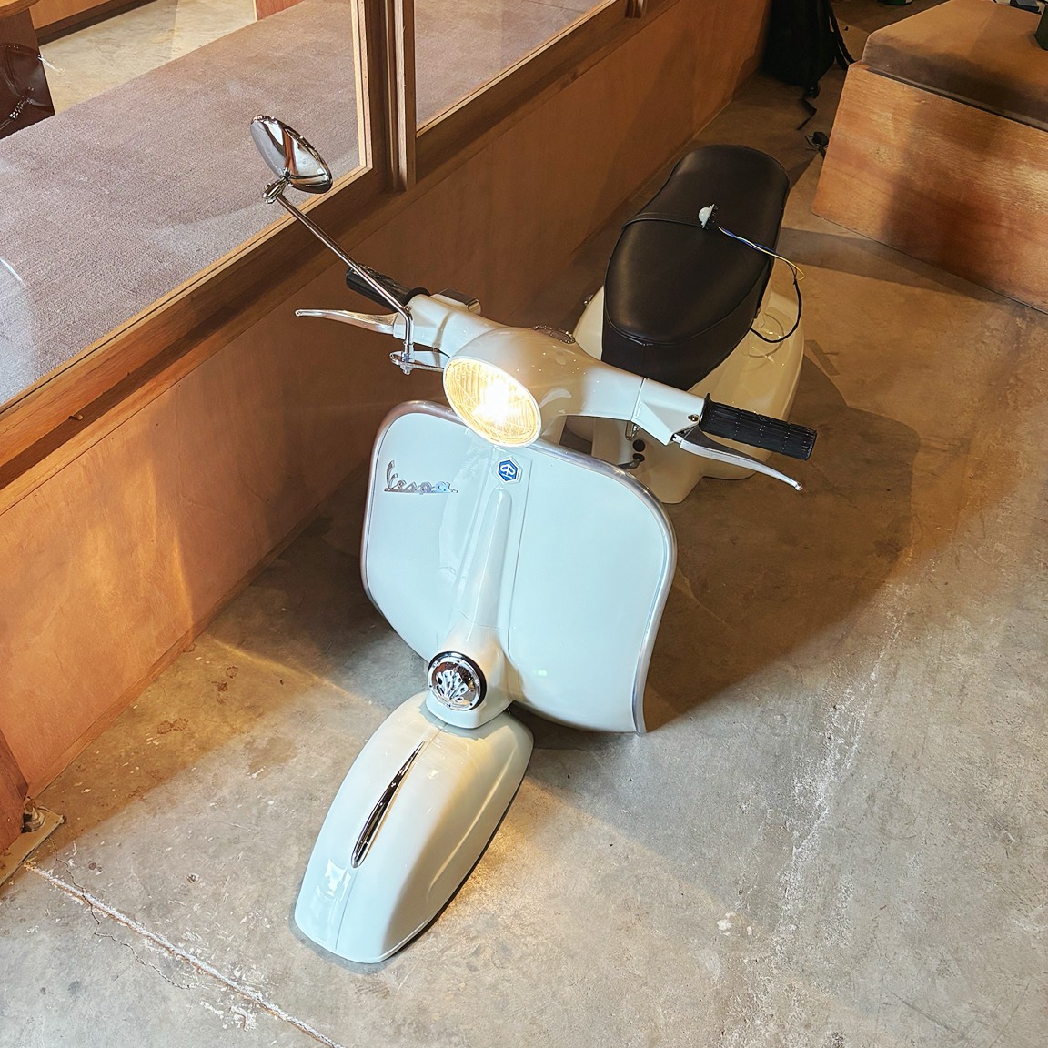รถ Vespa ที่ประกอบเสร็จและเปิดไฟหน้าแล้ว